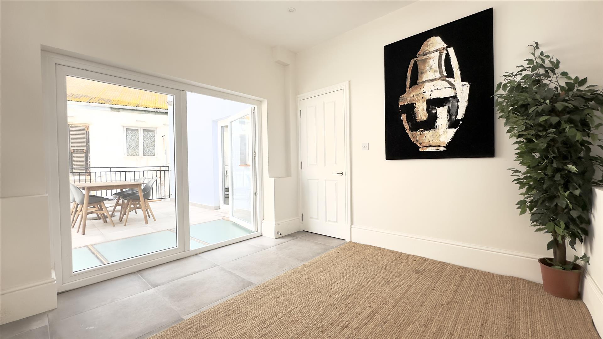 Image of House - 6 Bedrooms - 2 Bathrooms for Rental in Town Area-Gibraltar, Image 8